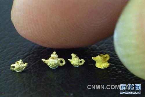 這是陳逢顯雕刻的“黃金茶壺”，每只壺尺寸約為0.2厘米（11月23日攝）。