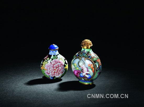 清雍正-畫(huà)琺瑯牡丹花荷包形鼻煙壺（左）、清乾隆-乾隆款御制銅胎畫(huà)琺瑯彩歐式仕女圖鼻煙壺