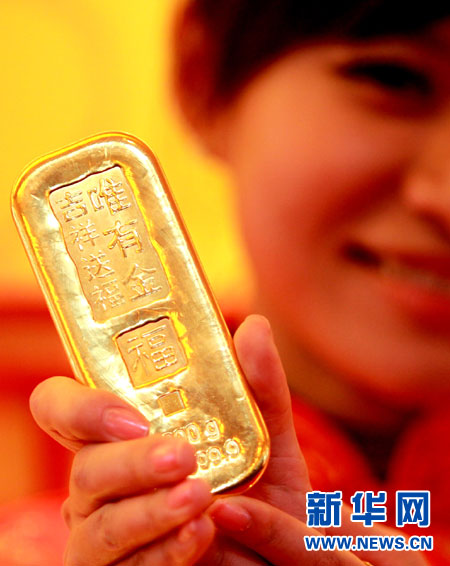 一位禮儀小姐展示一款1000克的“工銀金行家―唯有金?禮贊金條”。