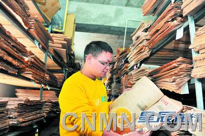 張立的報紙庫如同舊報資料室，這一“懷舊產(chǎn)業(yè)”為他淘來每月近萬元的收入。