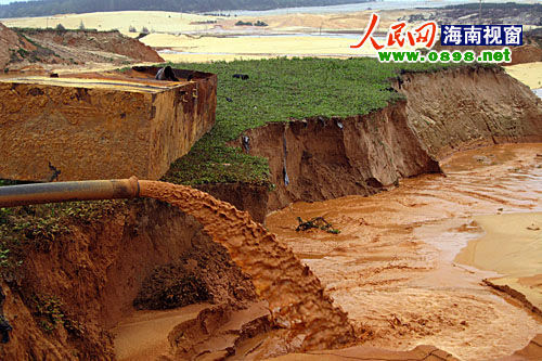 “粗大的水管正在排放采鈦礦產生的尾砂和污水。”在海南文昌市昌灑鎮(zhèn)白土村牧場坡附近，大型采礦機正在熱火朝天的運轉。為了2000多元的工資，兩位打工者不顧一切，被“圍”在數十米深的礦坑里工作。圖為文昌昌灑鎮(zhèn)白土村牧場坡附近的采鈦礦現場