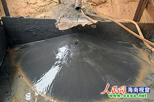 3月22日上午，記者在礦區(qū)看到數臺大型采礦機，其中一臺正在不停地運轉工作。而另一旁，數個大坑內有粗大的水管正在排放采礦產生的尾砂和污水，顯得渾濁不堪。順著排污管往下流，含有大量沙子和泥漿的污水排放到農田，使得破壞相當嚴重。