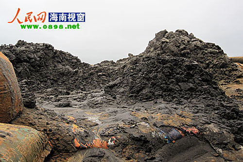 此時，來自湖南來此打工的夫妻倆正在辛勤的工作，從礦坑上往下看，許先生的妻子被“圍”著在操作抽水機，看起來十分危險。至于是否擔心自身的安全，“我們剛來沒多久，只要有活就做，老板一個月給我們2千多塊錢的工資。”許先生說。被問及是老板姓名及公司名稱時，許先生則是一問三不知。