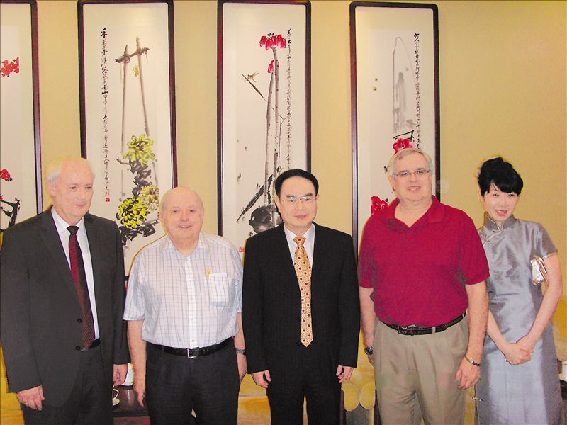 中國(guó)有色金屬工業(yè)協(xié)會(huì)會(huì)長(zhǎng)陳全訓(xùn)日前在京會(huì)見(jiàn)了國(guó)際鎂業(yè)協(xié)會(huì)總裁肯·懷特先生、行政副總裁戈瑞格·派徹爾先生、國(guó)際鎂協(xié)執(zhí)行委員會(huì)委員暨海鎂特集團(tuán)總裁網(wǎng)特·法蘭克先生及國(guó)際鎂協(xié)亞洲區(qū)董事蔡文珊女士一行,雙方就如何進(jìn)一步加強(qiáng)合作與交流交換了意見(jiàn)。圖為 陳全訓(xùn)會(huì)長(zhǎng)(中)會(huì)見(jiàn)國(guó)際鎂協(xié)總裁肯·懷特一行。