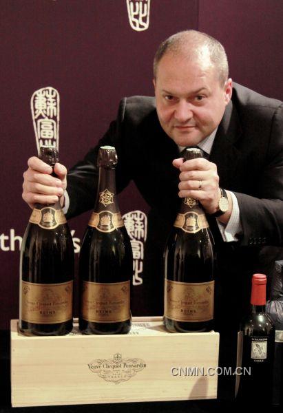 蘇富比亞洲區(qū)洋酒部主管樓柏禮(Robert Sleigh)及凱歌酒莊(Veuve Clicquot)直遞1921、1929及1947年珍罕歷史性年份香檳。