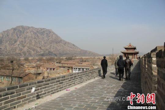 圖為雞鳴驛的城墻，遠(yuǎn)眺為雞鳴山。