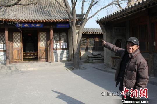 圖為85歲得王緒老人指著文昌宮的正殿對(duì)記者介紹說，“雞鳴驛是國家的文物，一定要保護(hù)好”。