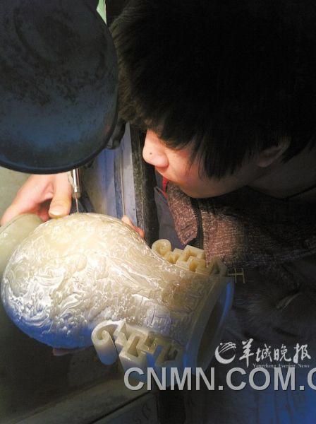 蚌埠仿古玉加工廠，工人正在雕琢玉器