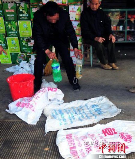 當(dāng)?shù)卮迕裣蛴浾哒故颈I礦企業(yè)所用的化學(xué)用品包裝袋。