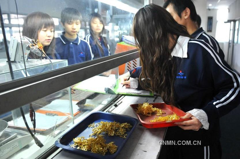 黃金原料的領(lǐng)料稱重。