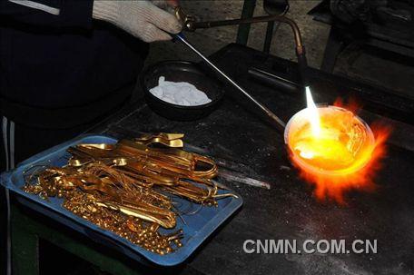 對黃金原料進(jìn)行回爐熔化，鑄成需要的材料金條。