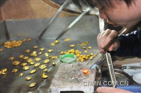 部分需要焊接、粘合的黃金飾品。