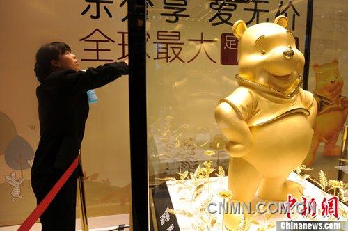 3月22日，成都春熙路某金店一只由16.8千克黃金打造的維尼熊吸引了眾多民眾眼球