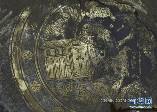 這是在克羅地亞溫科夫齊市博物館展出的新近出土的一件鍍金銀盤（3月29日攝）。