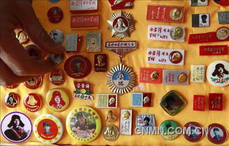 3月1日，房冠龍?jiān)谡故咀约菏詹氐?20多枚關(guān)于雷鋒的紀(jì)念章。