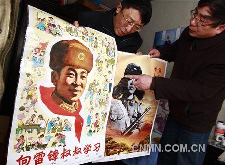 3月1日，房冠龍（左）向來訪的客人介紹自己最近添置的兩件藏品。