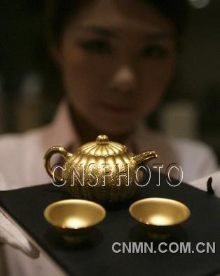 7月11日，“故宮心經(jīng)錦囊壺”和“心經(jīng)金碗”正式亮相北京菜百。由故宮博物院與國金黃金集團(tuán)聯(lián)合出品的此套“品茶”器皿，采用999純黃金的傳統(tǒng)制金工藝和現(xiàn)代工藝制成。“故宮心經(jīng)錦囊壺”重260克，首次以故宮館藏珍品“乾隆·綠漆地描金瓜棱壺”為原型，精工創(chuàng)造。“心經(jīng)金碗”重25克，刻有《般若波羅蜜心經(jīng)》，共268個(gè)字。