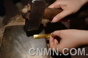 金箔鍛造大部分工序都需要人工操作，所以對技術要求很高。砸金片要求極高，有一錘沒砸好，一天的工作就可能白費掉。