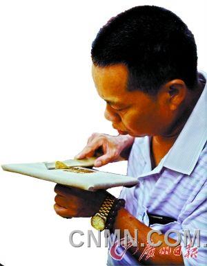 把鋪在烏金紙上的金箔用竹條挑起，切割成小片后用嘴吹氣再把金箔撩起到玉扣紙上，這些步驟都不能直接用手觸碰到金子。
