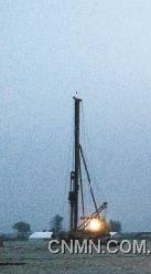 場地平整完畢，打樁機(jī)也已到位。.