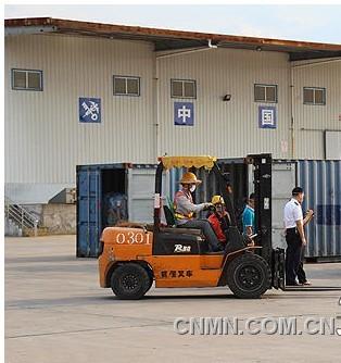 7月12日，鷹潭貴溪市銅拆解加工園內(nèi)一輛叉車正在搬運(yùn)從國外運(yùn)來的廢舊五金
