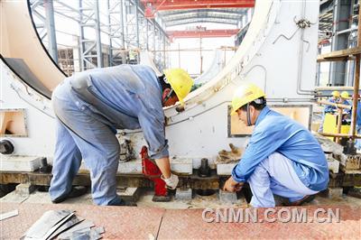 近日，在銅陵有色沙溪銅礦建設(shè)中，銅冠建安安裝公司承擔(dān)了磨浮車間兩臺(tái)大型設(shè)備的安裝。其中，半自磨機(jī)直徑8．5米、凈重709噸，球磨機(jī)直徑6．2米、凈重832噸，均是銅陵有色磨浮系統(tǒng)中最大的設(shè)備。半自磨機(jī)自7月底開始安裝，目前正在安裝半自磨機(jī)主軸底座，間距在7．6米的兩個(gè)底座間橫向中間線安裝誤差不能超過1毫米，安裝精度要求極高。為確保精確度，該公司職工在安裝底座中反復(fù)檢測，不斷調(diào)整，全力按設(shè)計(jì)要求做好施工。