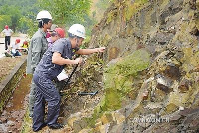 　9月9日～11日，近80名來自廣東省地質(zhì)局、省核工業(yè)地質(zhì)局、省有色金屬地質(zhì)局的中青年地質(zhì)技術(shù)人員，聚集在風(fēng)景秀麗的肇慶市鼎湖山腳下，一連三天，展開有“理論考試、巖礦鑒定、野外實(shí)操”為主要內(nèi)容的“全省礦產(chǎn)地質(zhì)專業(yè)技術(shù)人員職業(yè)技能競賽”，互相PK，軋金奪銀。這是廣東省地質(zhì)系統(tǒng)自2008年以來開展的第六次職業(yè)技能大賽。