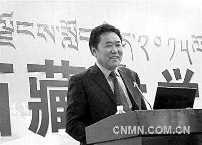  適逢西藏自治區(qū)50歲生日，記者在拉薩見(jiàn)到了多吉，作為我國(guó)首位中國(guó)工程院藏族院士，也是西藏地區(qū)唯一一位院士，多吉院士已從地質(zhì)勘探一線退居12年，一直從事地質(zhì)相關(guān)的管理工作，目前是自治區(qū)人大常委會(huì)副主任兼任自治區(qū)國(guó)土資源廳總工程師。