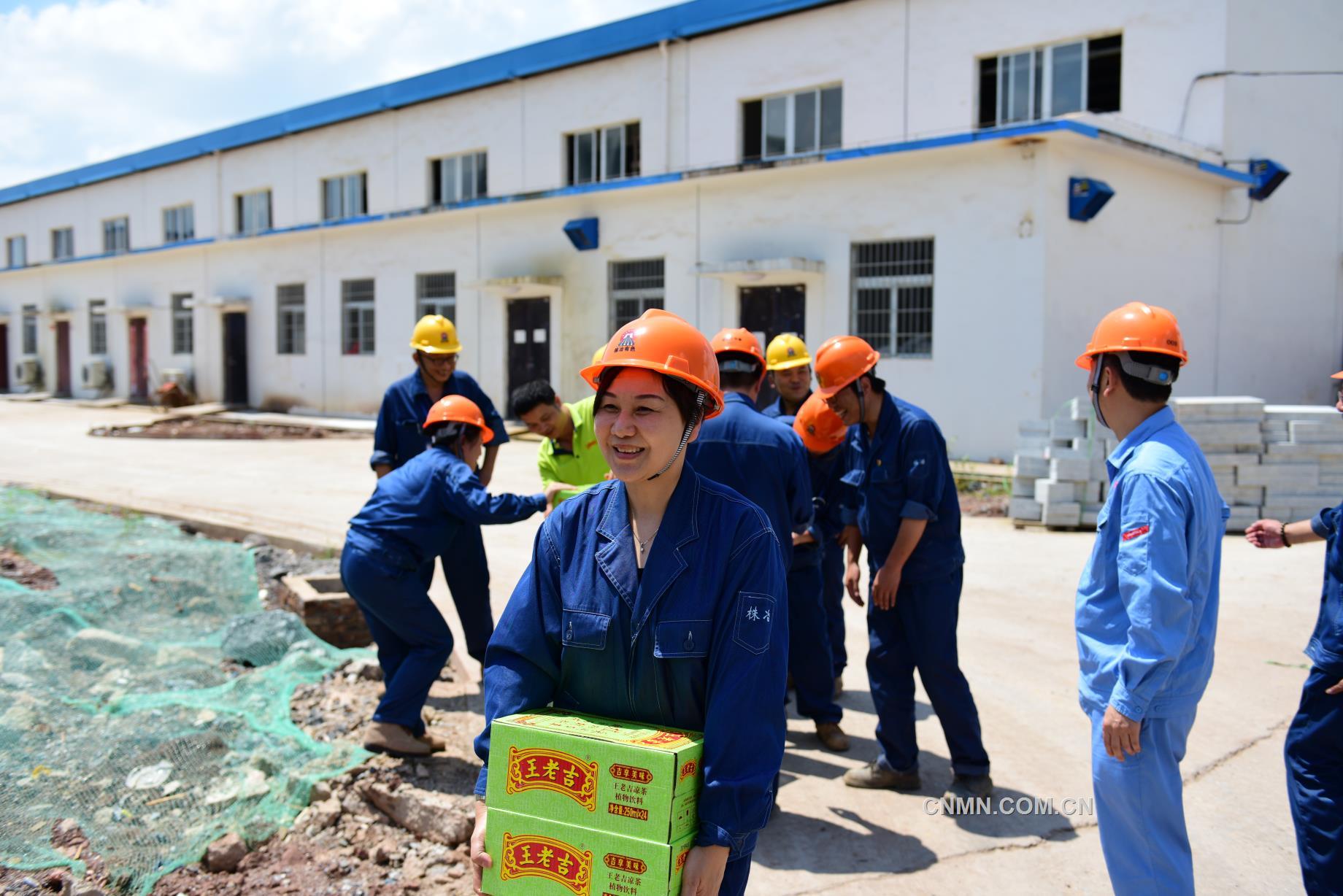 日前，在新生產(chǎn)基地，株洲冶煉集團股份有限公司2019年度首次高溫送清涼行動拉開序幕。