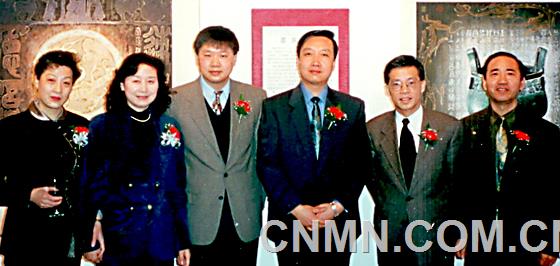 畫家與嘉賓合影（左三為中國駐多倫多文化領(lǐng)事項(xiàng)曉偉，右二為國際佛光會(huì)多倫多會(huì)長）1