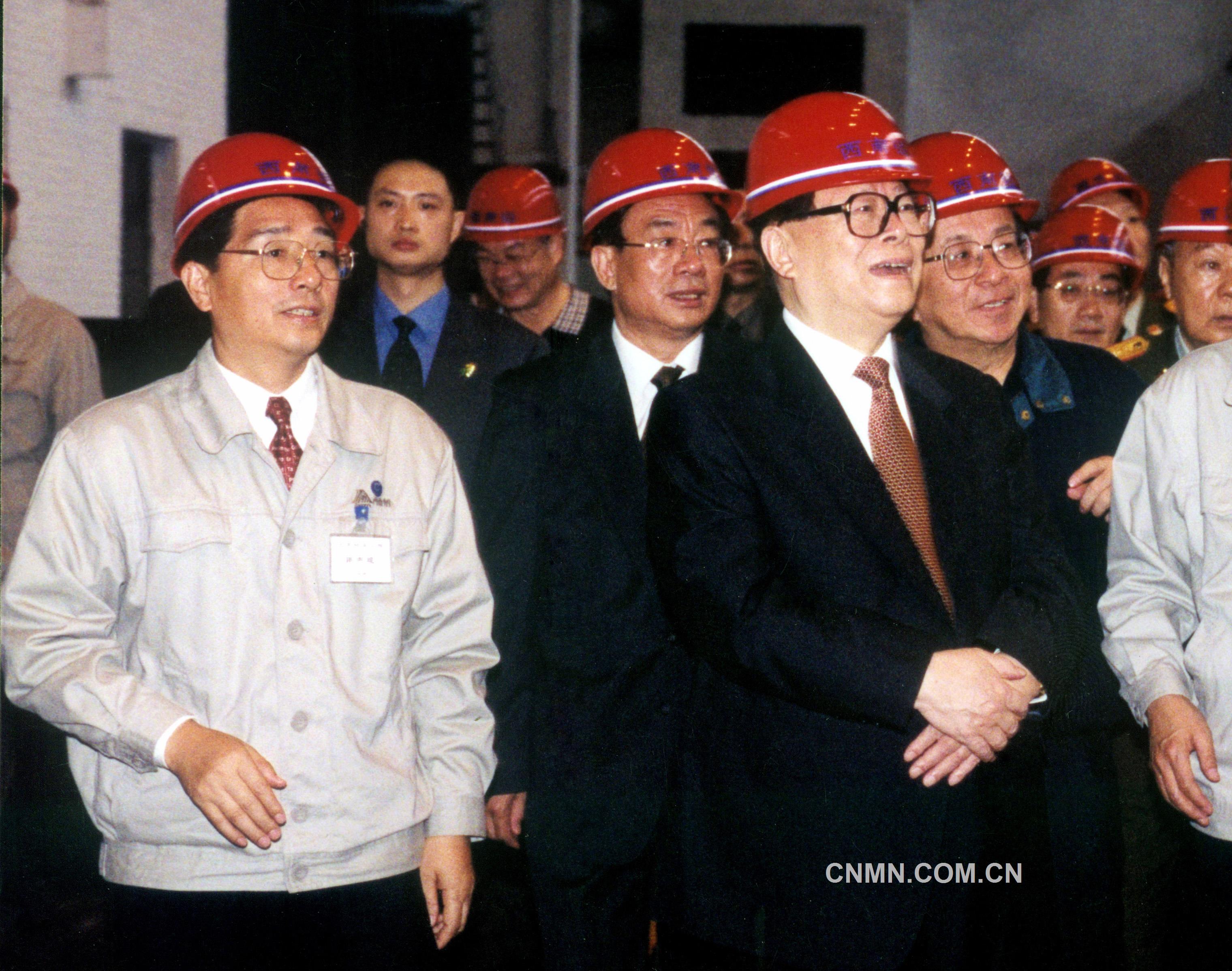 2002年5月22日，江澤民視察西南鋁。（李影攝）