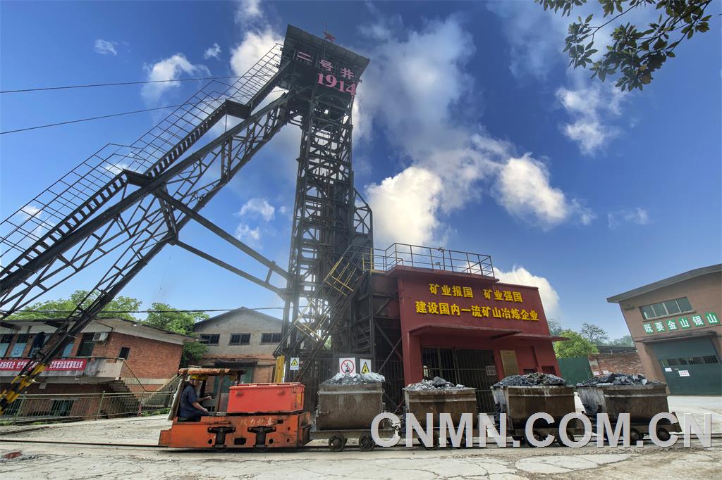 水口山鉛鋅礦二號豎井，開拓于1914年的，1958年，雙箕斗設(shè)施完成，國內(nèi)最早的底卸式箕斗