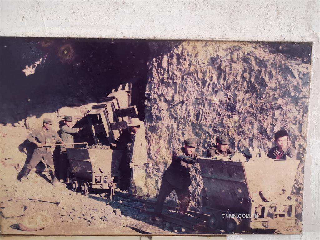 1985年2月，廣州軍區(qū)53200機械化部隊參加康家灣礦工程建設(shè)